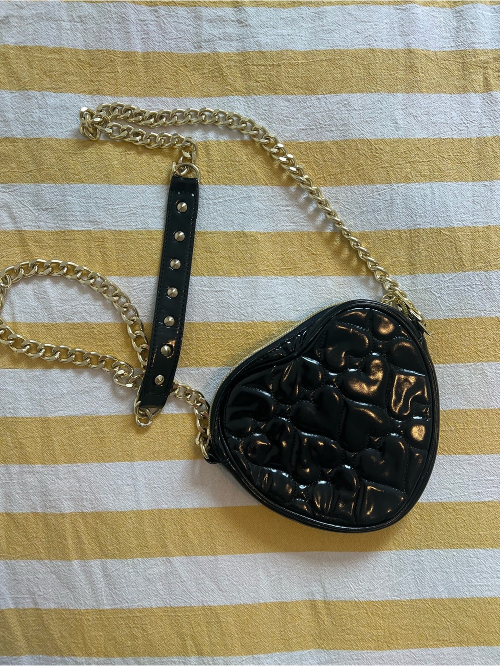 Vintage y2k Betsy Johnson heart -Shaped Patent Crossbody Bag with Gold Chain - Picture 2 of 7